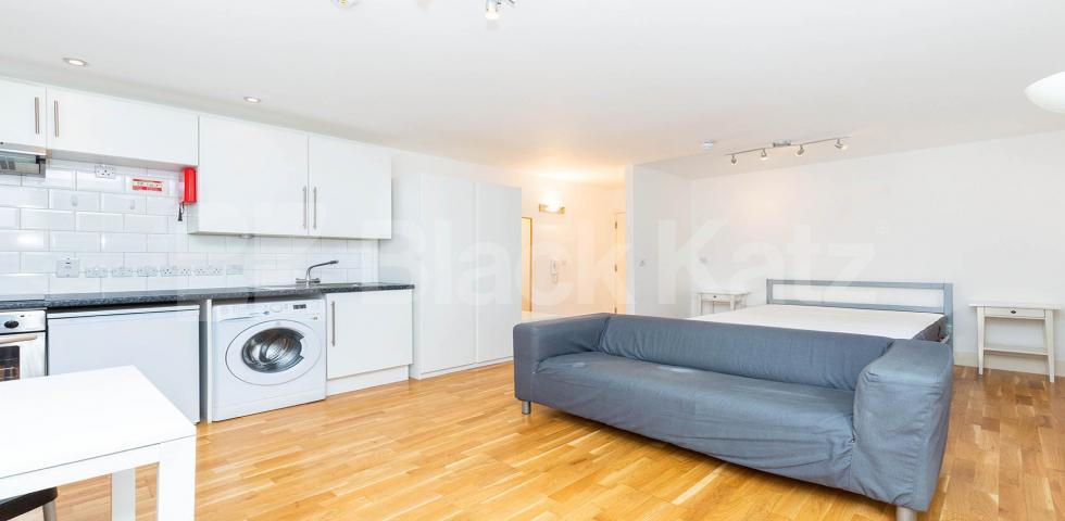 A fantastic spacious studio set within a gated double fronted house Camden Road , Camden Borders 